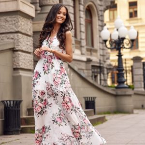 Wzorzysta maxi sukienka z rozcięciem na nodze D12